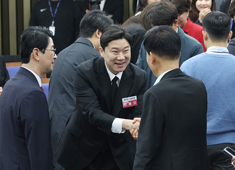 [단독] 윤 대통령 지인 ‘강릉 우 사장’ 아들 진종오 의원실 <b>채용</b>