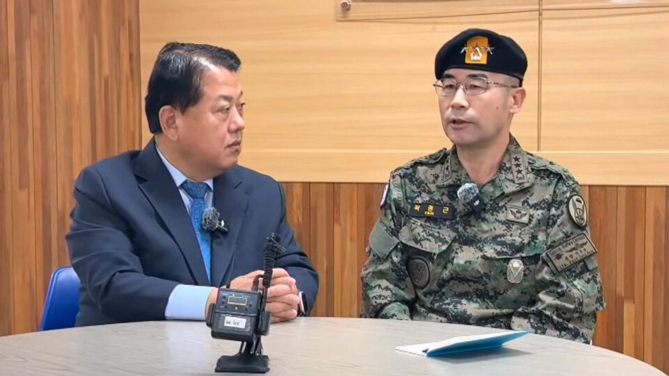 곽종근 특전사령관이 육군 대장 출신인 김병주 더불어민주당 의원과 만나 계엄 당시 국회의원을 끌어내라는 지시를 받았다며 상황을 설명하고 있다. [사진 김병주 더불어민주당 의원실]