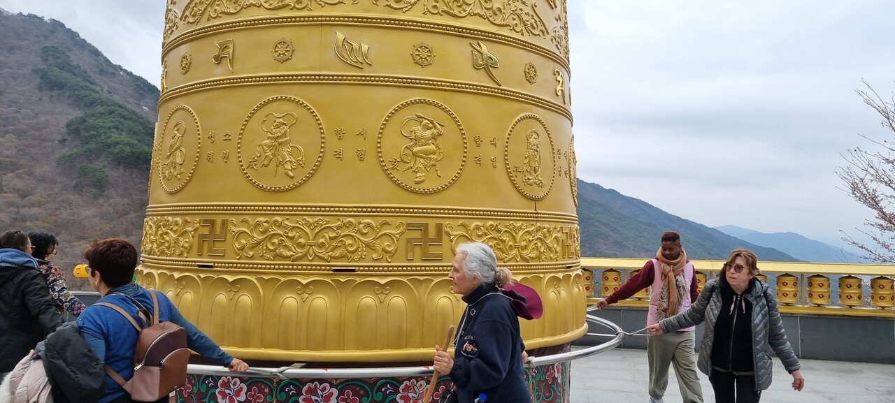 프랑스에서 온 템플스테이 수행자들이 연기암의 황금색 마니차를 돌리며 소원을 빌었다. 나권일 선임기자