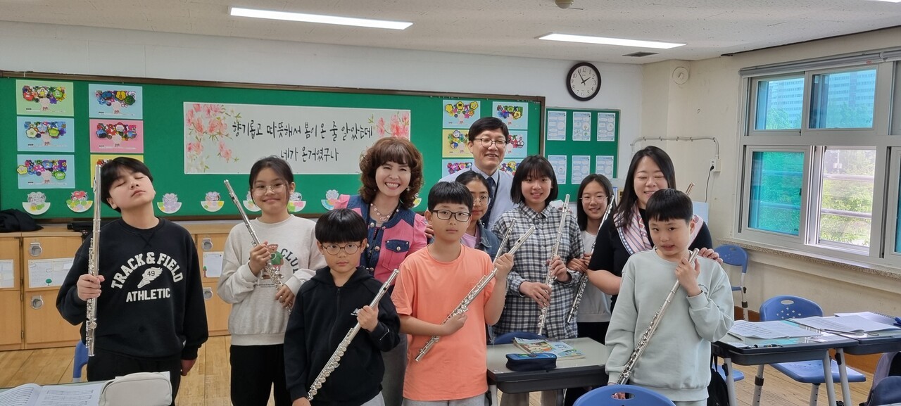 �÷�Ʈ�� ���� �ִ� �����ʵ��б� �л����� ��� ���ߴ�. ��� �л����� 1�� 1�Ǳ⸦ ����. ���� ������ ������ ���ɽ�Ʈ�� �̲���� ���ּ� ����� ������ ����. ������ ���ӱ���