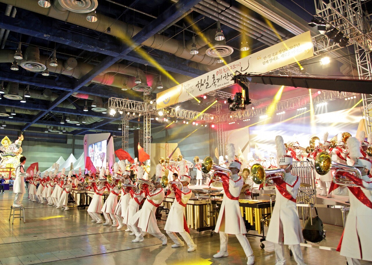 2015년 한·일국교 정상화 50주년을 맞이해 서울 코엑스에서 열린 한·일축제한마당에 초청받은 일본 창가학회 고적대가 흥겨운 공연을 펼치고 있다. 이케다 다이사쿠 국제창가학회(SGI) 회장은 민주음악협회, 도쿄후지미술관 등을 통한 적극적인 문화교류 활동으로 한·일 우호 증진에 앞장섰다. [사진 SGI]