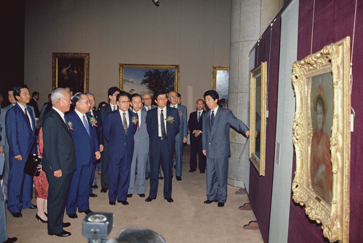1990년 9월 22일 서울시 중구 서소문동 중앙일보 사옥의 호암갤러리에서 도쿄후지미술관이 소장한 명화를 해외최초로 선보인 ‘서양회화명품전’이 개막했다. 개막식에는 당대 문화예술계와 정치계 인사들이 대거 참석해 뜨거운관심을 불러일으켰다. 왼쪽부터 신현확 삼성미술문화재단 이사장, 이케다 다이사쿠 SGI 회장, 이어령 문화부장관. [사진 SGI]