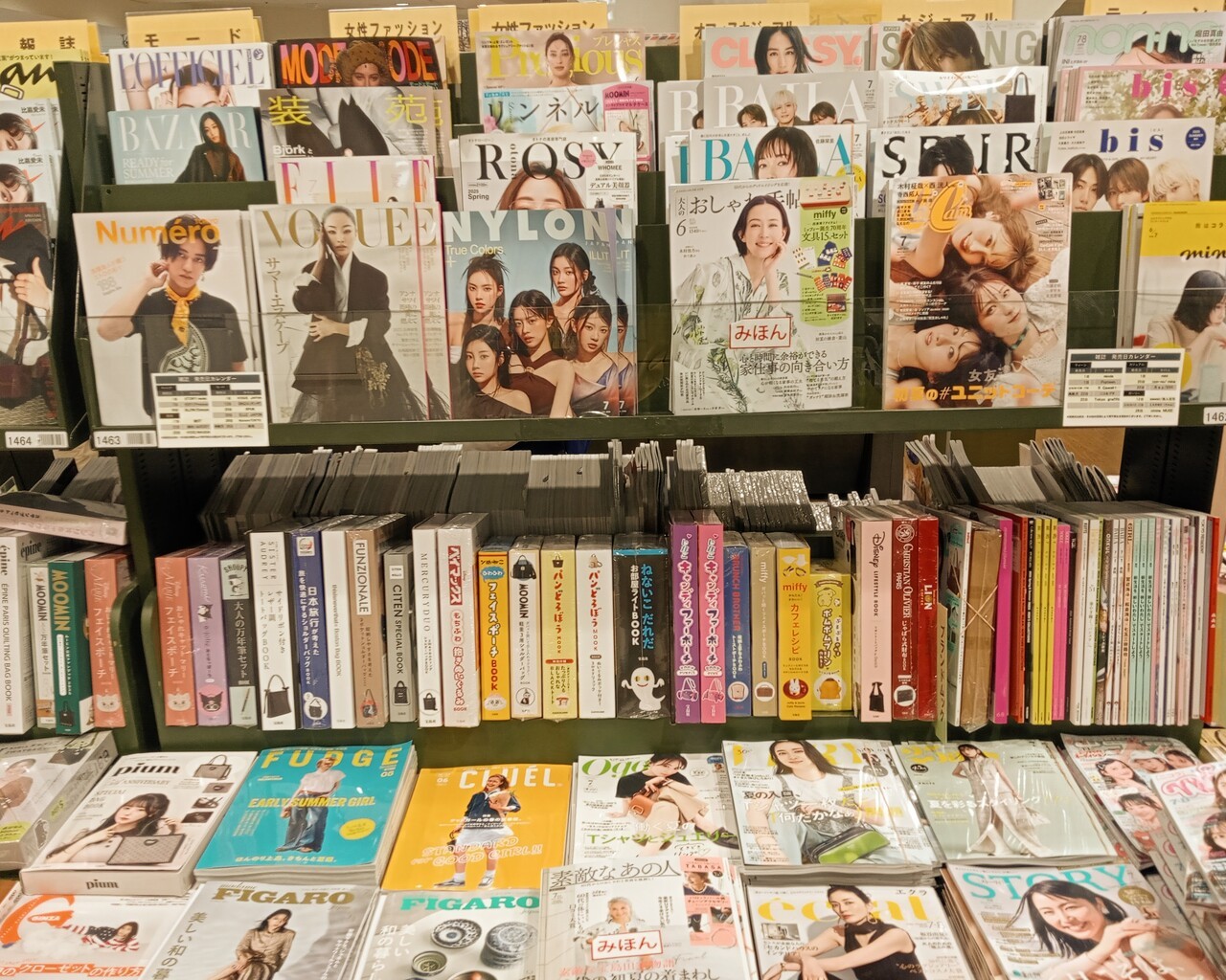 2025년 6월 초 일본에서 발견한 유일한 한국 아이돌 흔적. 가운데 ‘나일론’이란 잡지 속 인물 표지가 한·일 아이돌로 구성된 그룹 아일릿(ILLIT). 현재 일본 내 K-컬처 열기는 사실상 마이너스로 접어든 상태다. [사진 유민호]