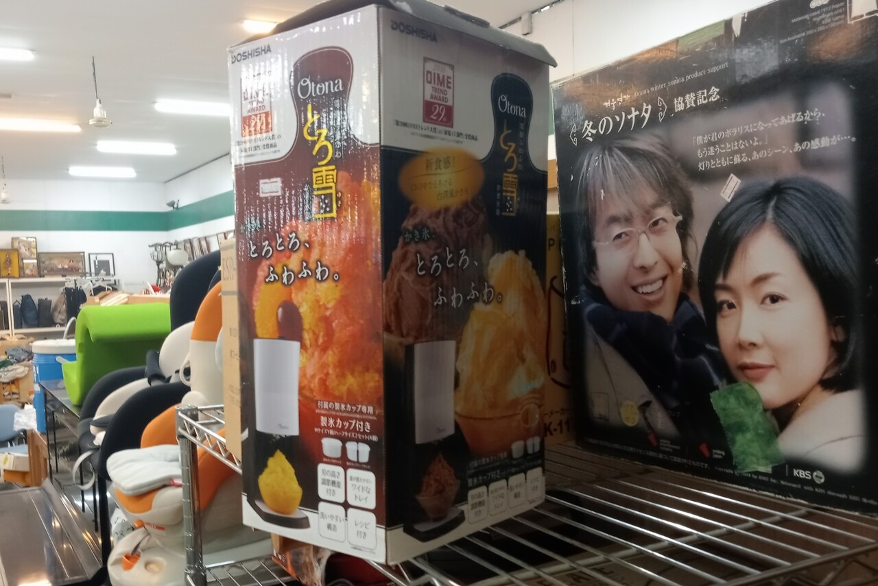 드라마 '겨울연가'의 인기는 이미 20여 년 전 과거 추억에 불과하다. ‘K-신앙’은 재탕 삼탕을 통해 어제의 인기에만집착할 뿐 K-2.0에 무심하다. 사진은 캄보디아 중고품 시장에서 만난 겨울연가 비디오 세트. [사진 유민호]