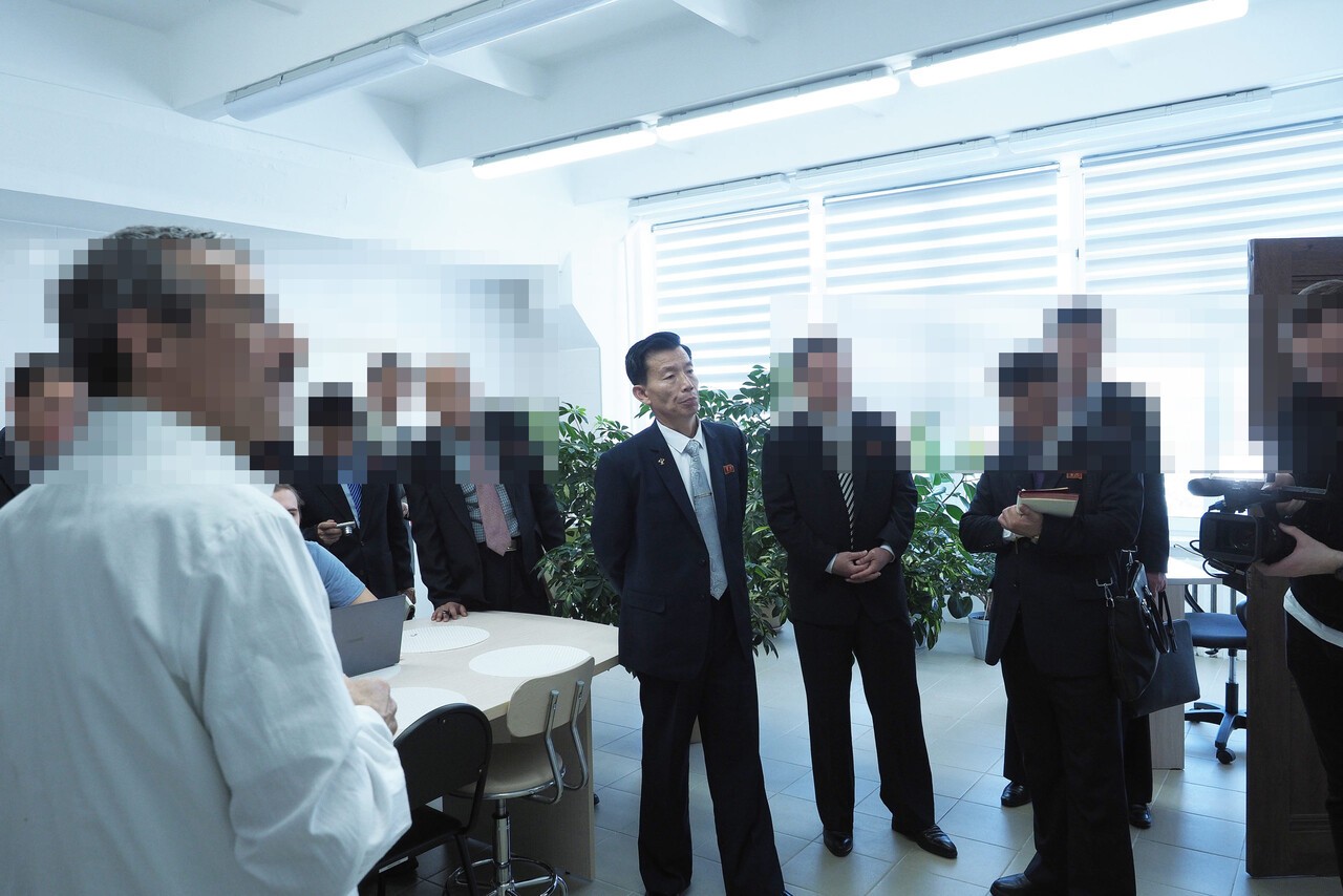 조선-니카라과 친선협회 부회장을 맡고 있는 김광욱(가운데) 최고인민회의 대의원 겸 농업과학원장이 지난해 2월19일(현지시간) 러시아 연방예산과학원을 방문했을 당시 모습. 당시 김광욱은 16명의 ‘농업과학원 일군’을 이끌고 러시아를 방문했다. [사진 러시아 연방예산과학원]