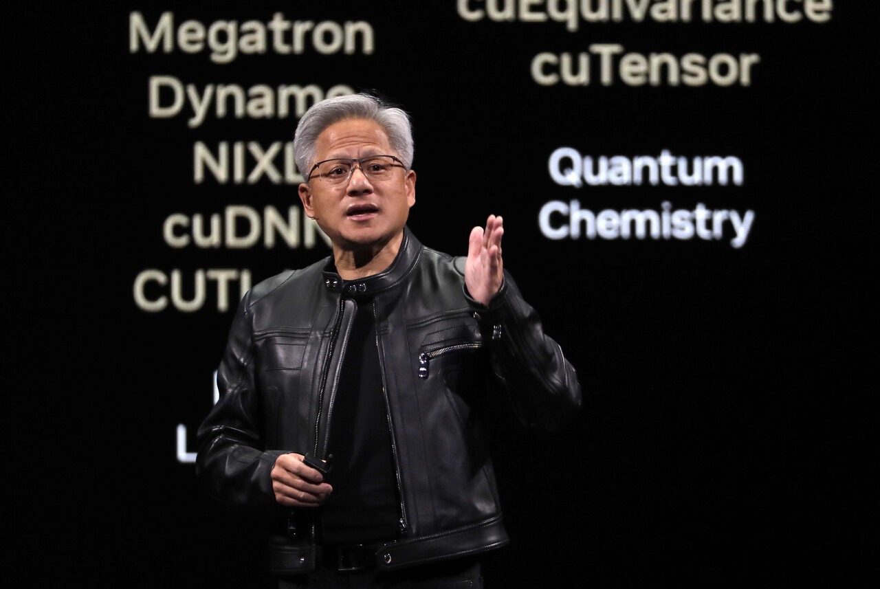 젠슨 황 엔비디아 CEO는 트럼프의 중국 봉쇄에 동의하지 않는다. ‘슈퍼 을’의 위치를 점유하고 있는 엔비디아의 위상을 활용해 대만 투자를 선언했다. [AP=연합뉴스]