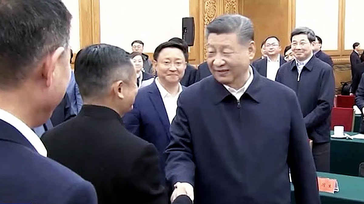 시진핑(오른쪽) 중국 국가주석이 마윈 알리바바 창업자와 악수했다. 중국 정부에 찍힌 마윈이 해금되는 상징적 장면이다. CCTV 캡처