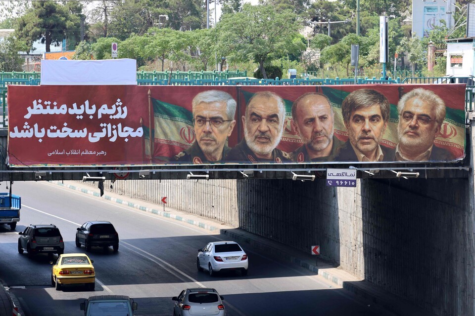 이란 수도 테헤란 다리에 걸린 사망한 이란 군 장성과 핵 과학자들. 이스라엘 모사드의 첩보력이 입증됐다. [AFP=연합뉴스]