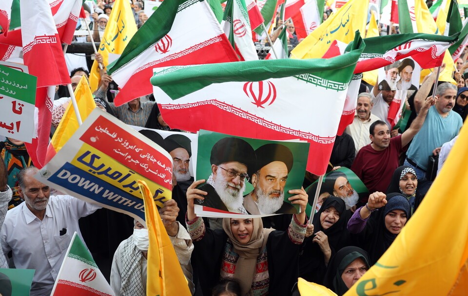 이란 수도 테헤란에서 열린 하메네이 지지 집회. 이란은 내부적으로 승리를 주장하고 있다. [EPA=연합뉴스]