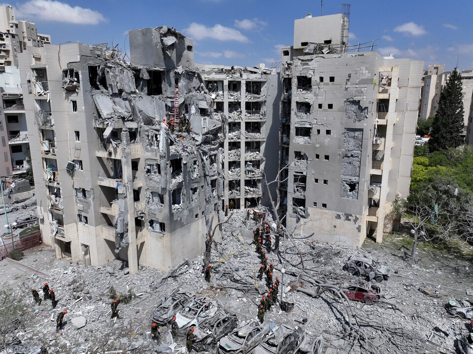 이스라엘은 아이언돔을 가동했으나, 이란 미사일을 전부 막아내기에는 역부족이었다. 지난 6월 24일(현지시간) 이란공습 직후 이스라엘 베르셰바시(市) 모습. [로이터=연합뉴스]