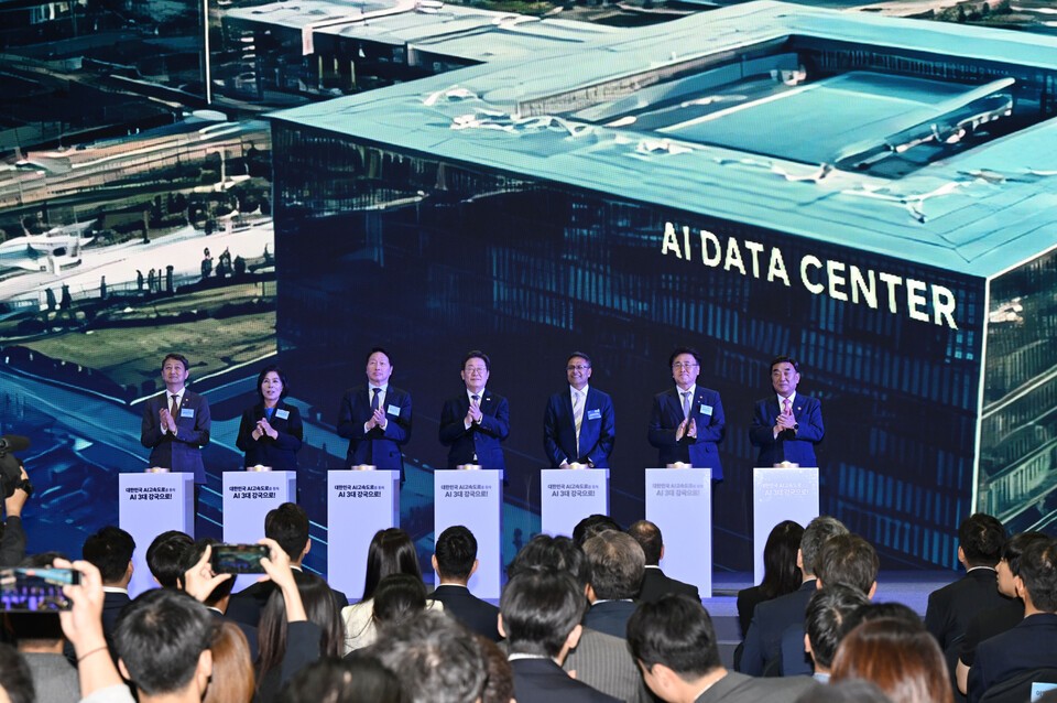 ¿ï»êÀü½ÃÄÁº¥¼Ç¼¾ÅÍ¿¡¼ 6¿ù 20ÀÏ ¿¸° ¡®´ëÇѹα¹ AI °í¼Óµµ·Î, ¿ï»ê AIµ¥ÀÌÅͼ¾ÅÍ Ãâ¹ü½Ä¡¯¿¡¼ ÀÌÀç¸í ´ëÅë·É°ú Âü¼®ÀÚµéÀÌ ±â³ä ¼¼¸®¸Ó´Ï¿¡ Âü¿©Çϰí ÀÖ´Ù. ´ëÅë·É½Ç»çÁø±âÀÚ´Ü