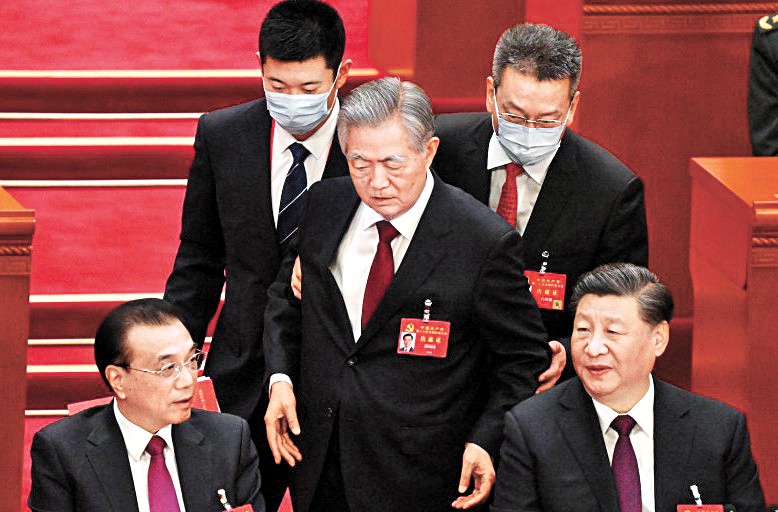 2023년 8월 중국공산당 제20차 당 대회에서 시진핑(오른쪽) 권력의 위력을 보여준 상징적 사건이 벌어졌다. 후진타오(가운데) 전 중국 국가주석이 폐막식 도중 끌려나간 것이다. [AP=연합뉴스]