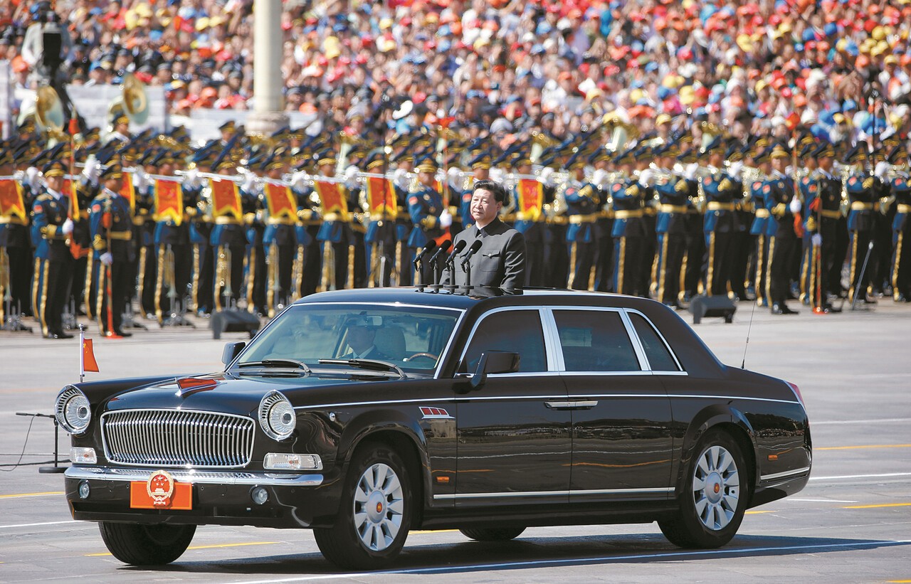 2015년 9월 중국 전승설 열병식에서 사열에 나선 시진핑 국가주석. 그로부터 10년 후 그의 절대권력이 시험받고 있다. [중앙포토]