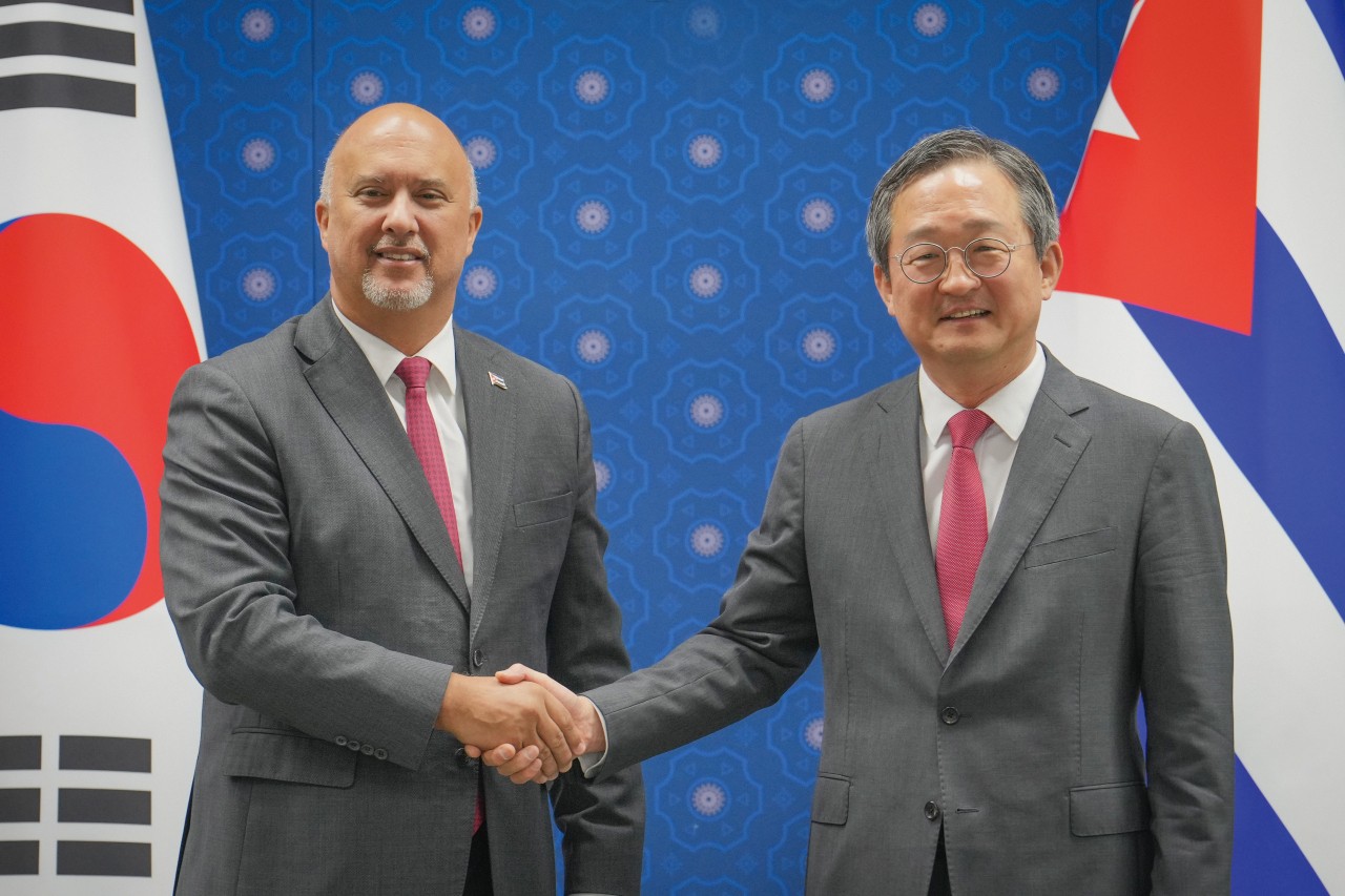 2024년 6월 12일 한국과 쿠바가 수교한 뒤 후속조치를 논의하기 위해 한국을 찾은 카를로스 페레이라 쿠바 외교부 양자총국장(왼쪽)이 서울 종로구 외교부 청사에서 정병원 외교부 차관보와 악수하고 있다. [사진 외교부]