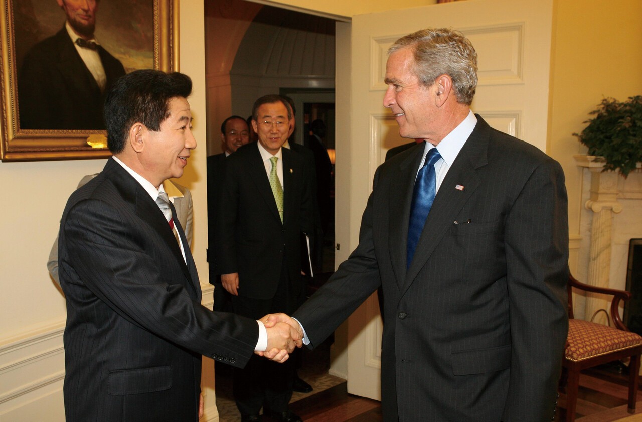 2006년 노무현(왼쪽) 대통령과 부시 미국 대통령은 한국의 비자발적인 동북아 지역 개입을 방지하는 합의를 이뤘다. [사진 청와대]