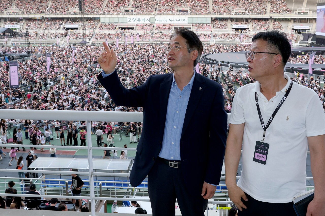 이동환(왼쪽) 고양특례시장이 지난 7월 고양시 고양종합운동장에서 열린 ‘블랙핑크 월드 투어 콘서트’ 현장을 찾아 운영 상황을 점검하고 있다. [사진 고양시]