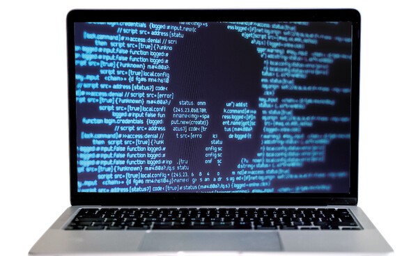 인공지능(AI)이 보이스피싱과 해킹에 동원되면서 기술이 인간의 신뢰를 무너뜨리는 시대로 접어들고 있다. [중앙포토]