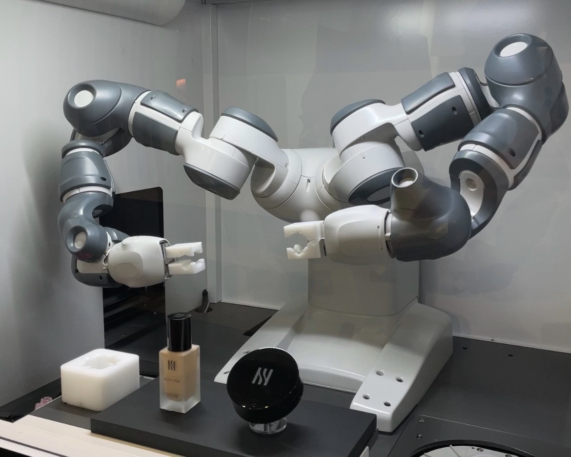 아모레성수 매장에서 AI 기술을 활용한 로봇이 고객 맞춤형 파운데이션을 제작하고 있다. 박가남 인턴기자