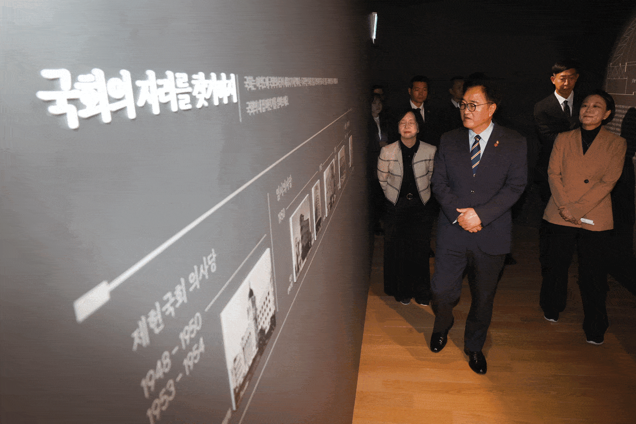 우원식 국회의장이 30일 오전 ‘여의도 국회 50년’을 관람하고 있다. [사진 국회]