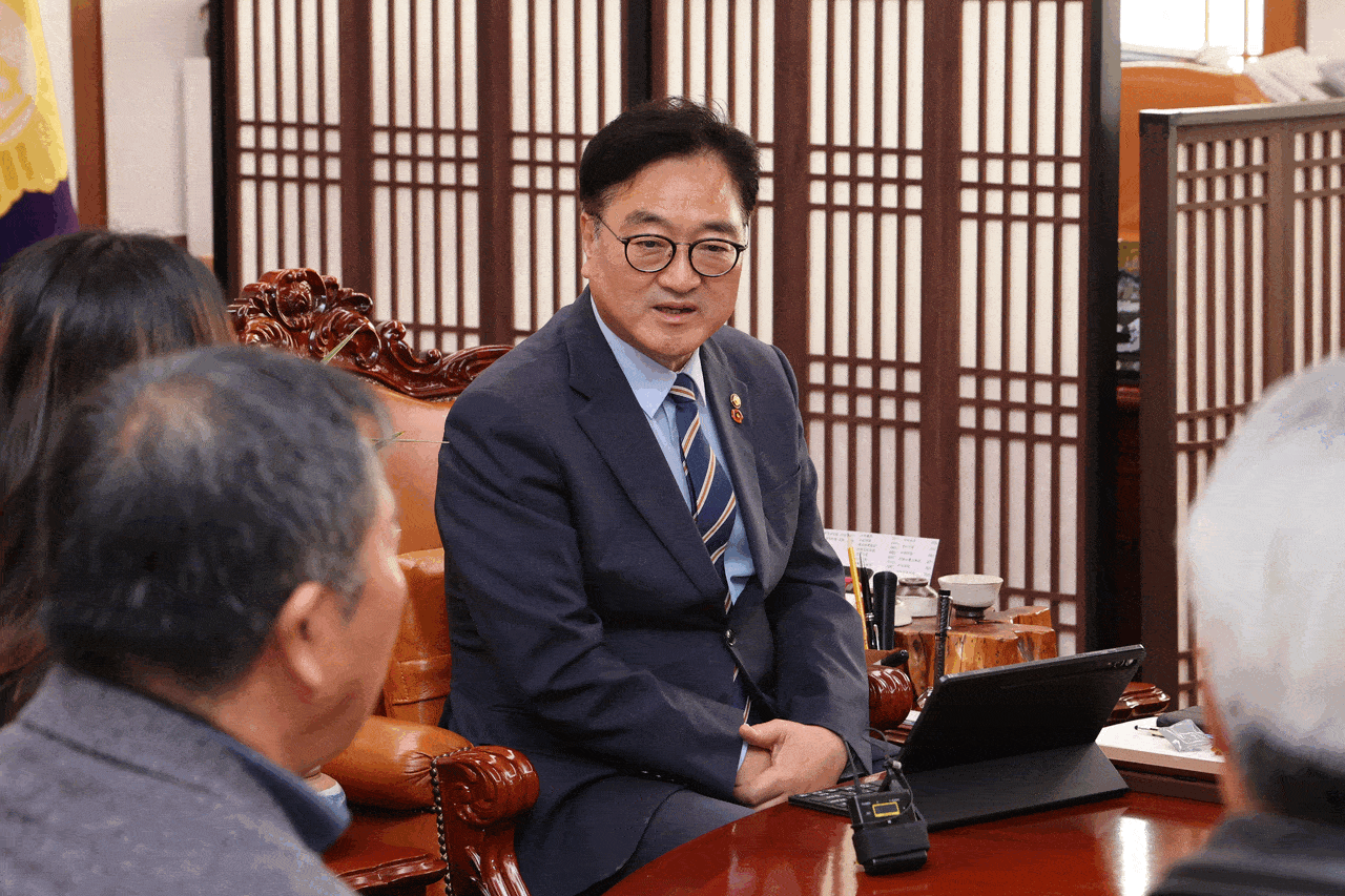 우원식 국회의장이 30일 오전 의장집무실에서 12.29 여객기 참사 유가족협의회를 만나 그들의 아픔에 공감하며 요구사항 등을 경청하는 시간을 가졌다. [사진 국회]