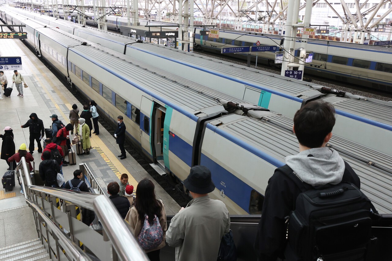 지난 4월 14일 서울역 KTX 탑승객 모습. [연합뉴스]