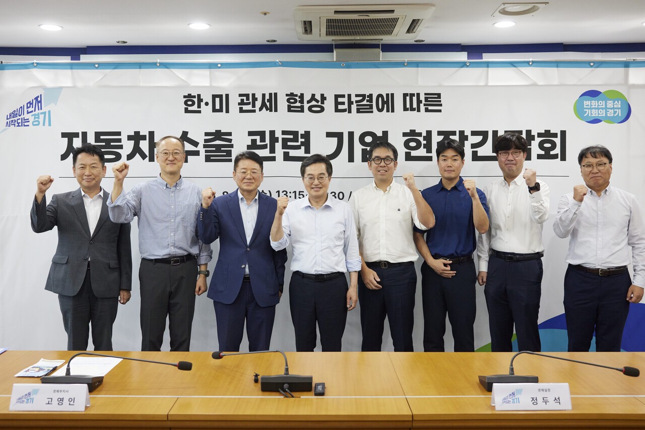 '달달버스'에 오른 김동연 지사는 평택의 자동차 기업과 부품기업 관계자들을 만나 관세협상 타결 이후 업계의 현실을 경청하고 추가지원 조치 등을 함께 모색했다. [사진 경기도]