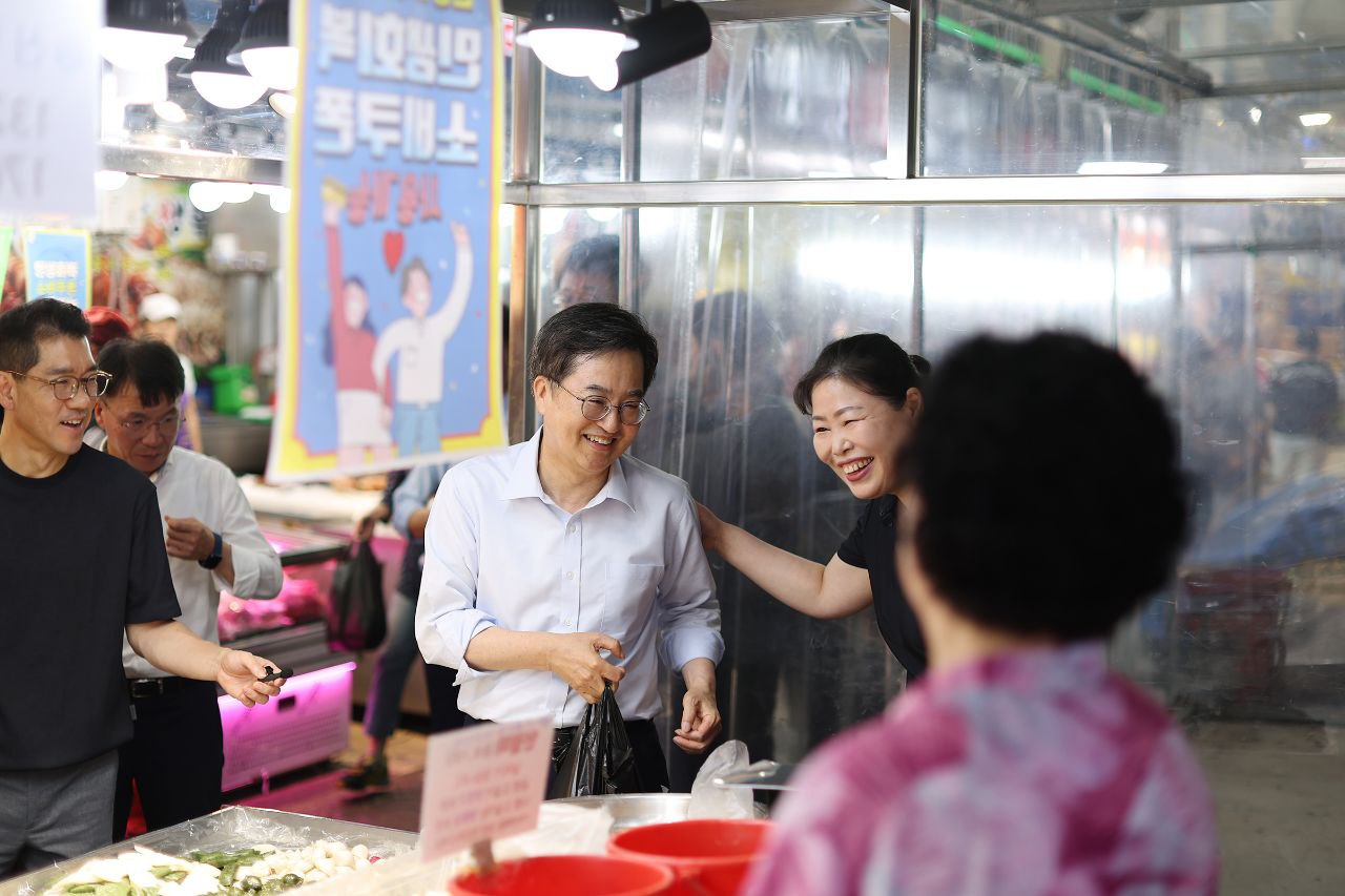 김동연 지사는 민생 현장을 직접 찾아다니며 '경청·소통·해결'을 강조했다. [사진 경기도]