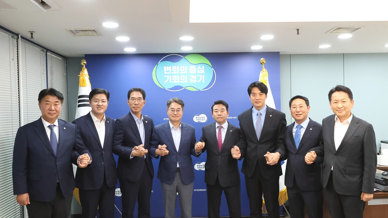 10월 2일 김동연 지사는 고양·파주·김포가 지역구인 박정, 한준호, 김주영, 박상혁, 김영환, 이기헌 의원 등과 긴급회동을 열고 내년 1월 1일부터 일산대교 전면 무료화 방안에 합의했다. [사진 경기도]