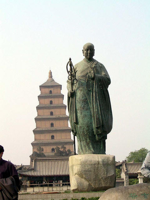 중국 시안에 있는 대자은사(大慈恩寺)의 대안탑(大雁塔) 앞에 '서유기'에서 삼장법사로 알려진 현장의 동상이 있다. 현장은 시안에서 출발해 17년에 걸친 '천축(인도) 여행'을 '대당서역기'로 남겼다. [중앙포토]