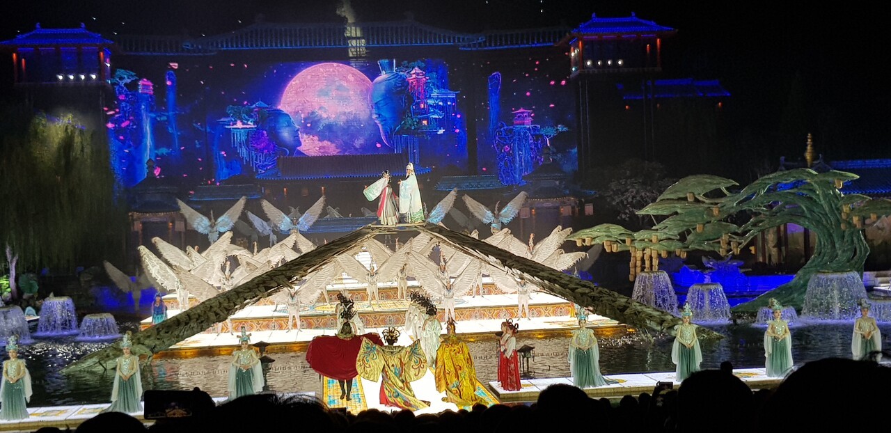 2019년 시안 화청지에서 매일 밤 열렸던 무용극 ‘장한가’의 한장면. 영화감독 장이머우(張藝謀)가 당나라 시인 백거이의 시를 바탕으로 만든 현종과 양귀비의 사랑 이야기다. [중앙포토]