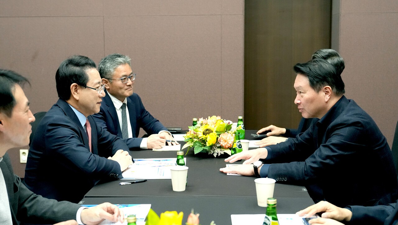 김영록 전라남도지사가 11월 3일 서울 코엑스 오픈미팅룸에서 SK그룹 최태원(오른쪽) 회장과 면담을 갖고 ‘오픈AI· AI데이터센터’ 등과 관련해 SK 그룹과 투자협의를 하고 있다. [사진 전라남도]