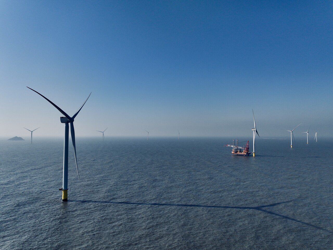 2025년 4월, 아시아·태평양 최대이자 세계 2위 규모인 ‘3.2GW 신안 해상풍력 발전단지’가 산업통상자원부 신재생에너지 정책심의회를 거쳐 집적화단지로 지정됐다. 사진은 전남 신안 자은도에 건설된 SK 해상풍력 발전단지. [사진 전라남도]