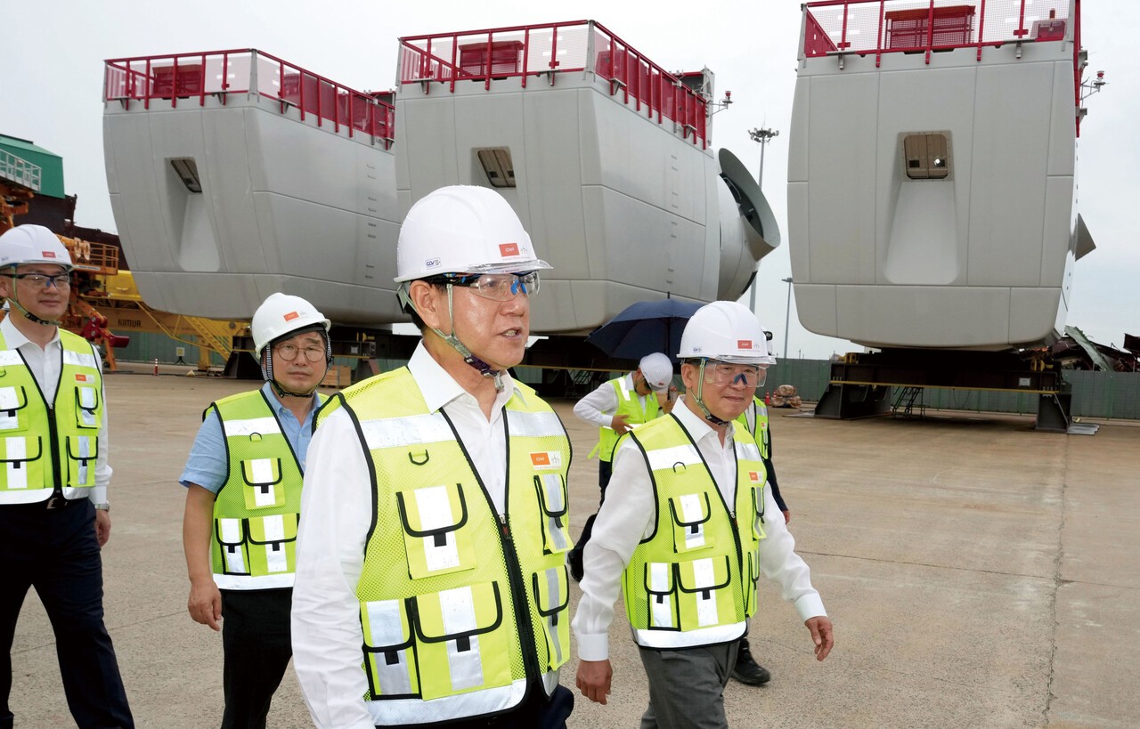 김영록 전라남도지사가 2024년 8월 16일 목포 신항만 해상풍력 배후부지 현장을 해상풍력 시·군 단체장 및 관계자들과 둘러보고 있다. [사진 전라남도]