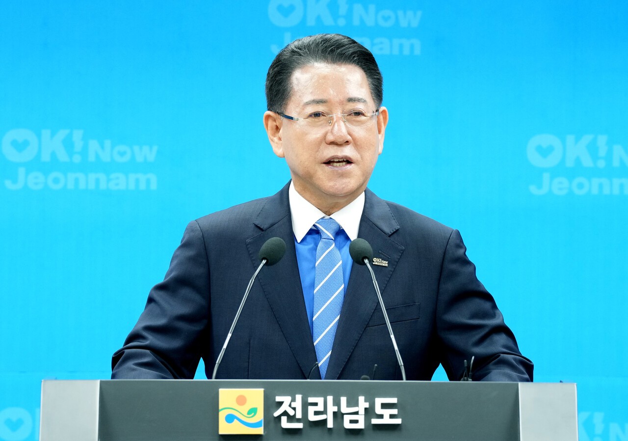 김영록 전남지사의 ‘RE100’ 큰 그림은 이재명 정부 출범과 함께 꽃을 피웠다. 사진은 김 지사가 7월 11일 전남도청 브리핑룸에서 이재명 정부의 획기적 RE100 산업단지 정책에 대한 환영문을 발표하는 장면. [사진 전라남도]