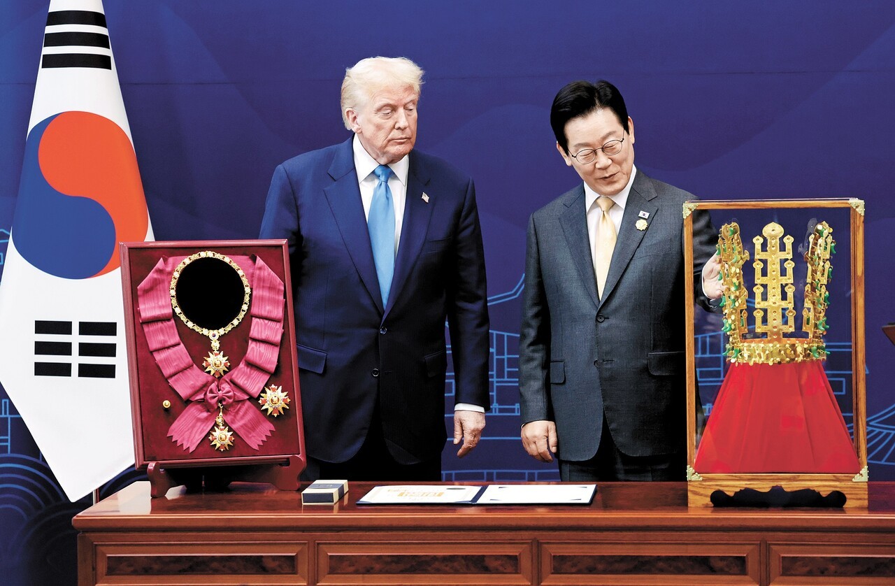 2025년 10월 29일 경북 경주박물관에서 열린 공식 환영식에서 이재명(오른쪽) 대통령은 도널드 트럼프 미국 대통령에게 무궁화 대훈장과 천마총 금관 모형을 선물했다. 한국 정부의 외교 총력전은 11월 14일 팩트시트 발표로 마무리됐다. 대통령실사진기자단