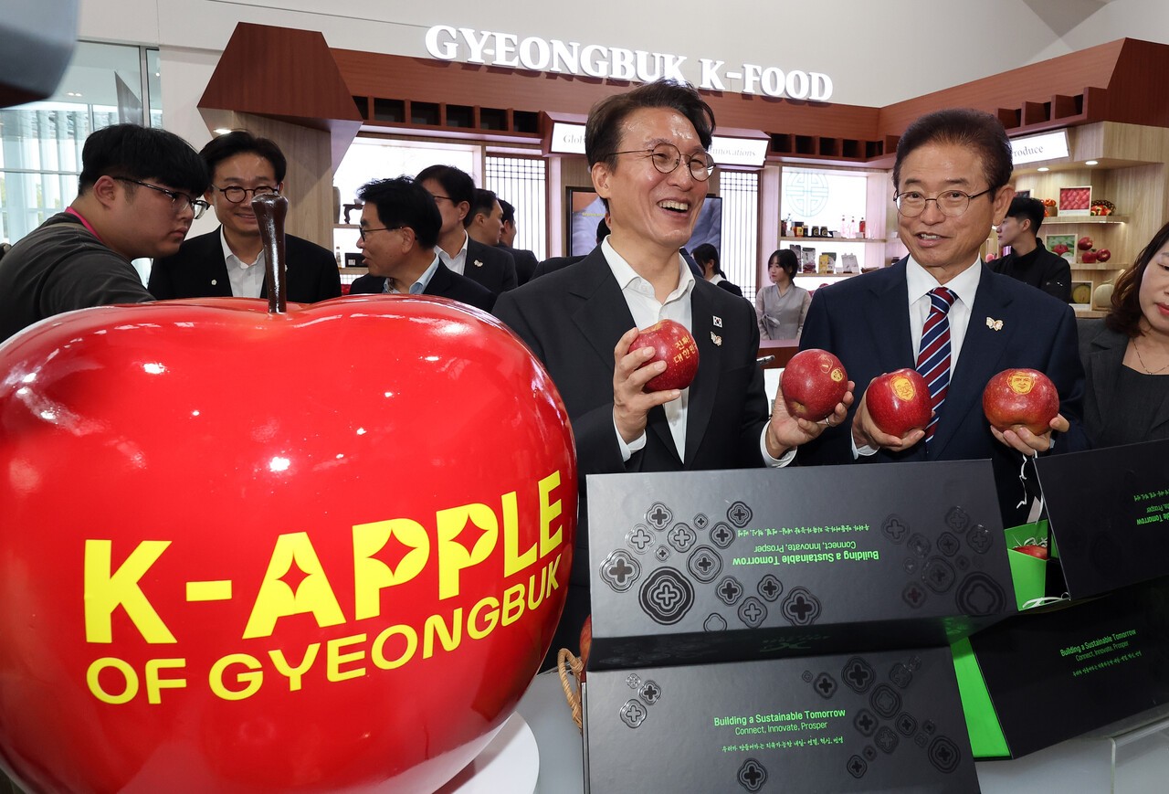 지난 10월 23일 경주시 엑스포공원에 마련된 APEC 정상회의 경제 전시장을 방문한 김민석 국무총리와 이철우(앞줄 오른쪽) 경북도지사. [연합뉴스]