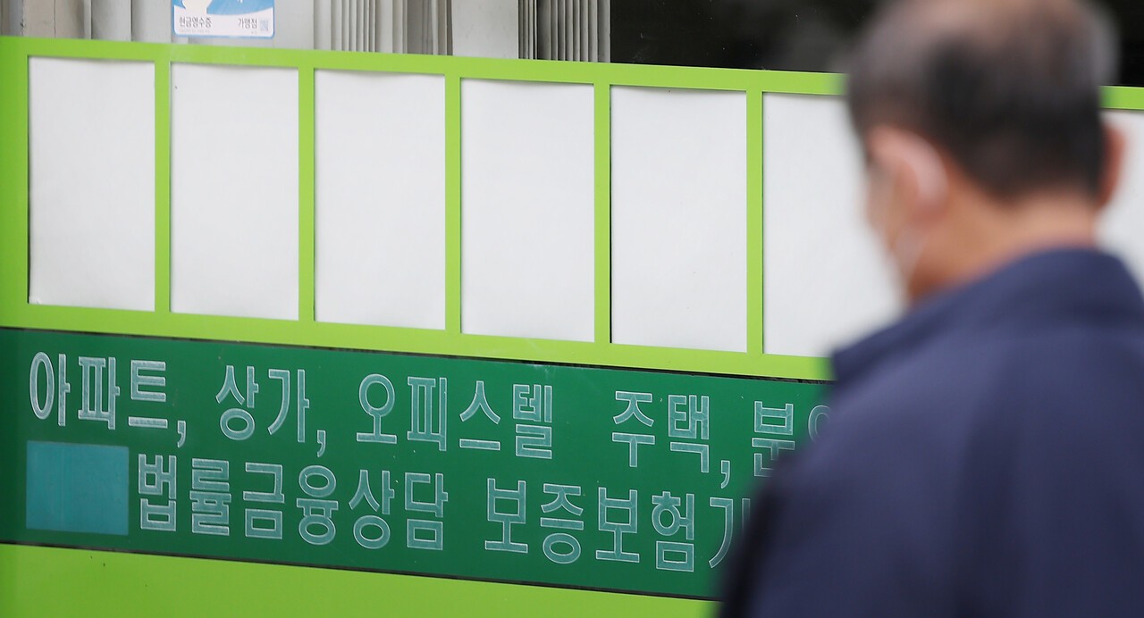 2025년 10월 26일 부동산 빅데이터업체 아실(아파트실거래가)에 따르면 전날 기준 서울 전세 매물은 2만4898건으로, 2년 전인 2023년 10월 25일 3만2242건 대비 22.8% 줄었다. 특히 노원구(-55.1%), 중랑구(-54.6%), 도봉구(-51.8%), 금천구(-51.3%) 등 서울 외곽 지역 매물이 50% 넘게 감소했다. [연합뉴스]