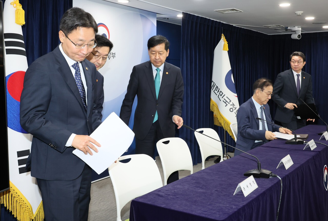 구윤철 부총리 겸 기획재정부 장관이 10월 15일 서울 종로구 정부서울청사에서 주택시장 안정화 대책 관계부처 합동브리핑을 마치고 브리핑실을 나서고 있다. 왼쪽부터 임광현 국세정창, 윤창렬 국무조정실장, 구윤철 부총리 겸 기획재정부 장관, 김윤덕 국토교통부 장관, 이억원 금융위원장. [연합뉴스]