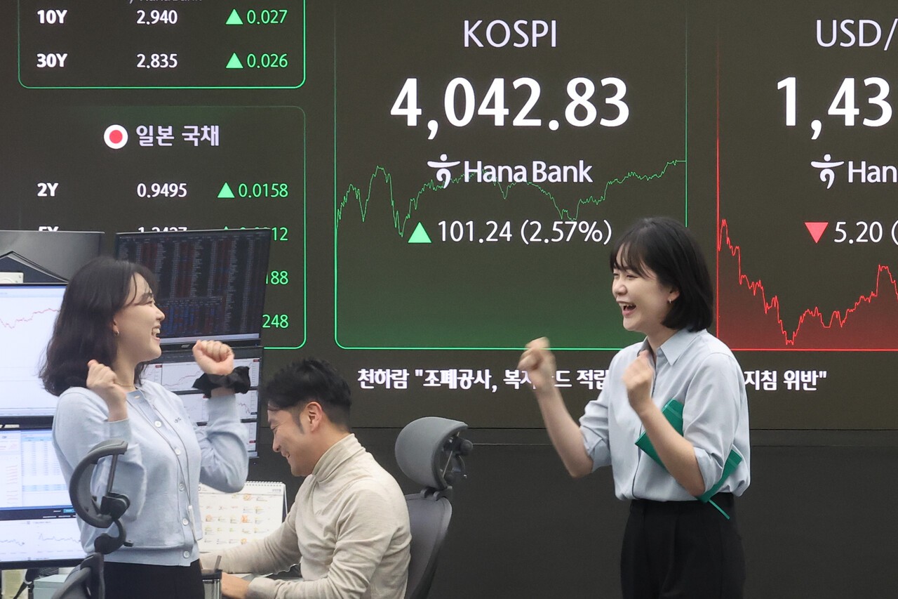 코스피가 사상 처음 4000선을 돌파한 2025년 10월 27일 서울 중구 하나은행 본점 딜링룸. 이날 코스피는 전 거래일 대비 101.24p(2.57%) 오른 4042.83으로 장을 마쳤다. [연합뉴스]