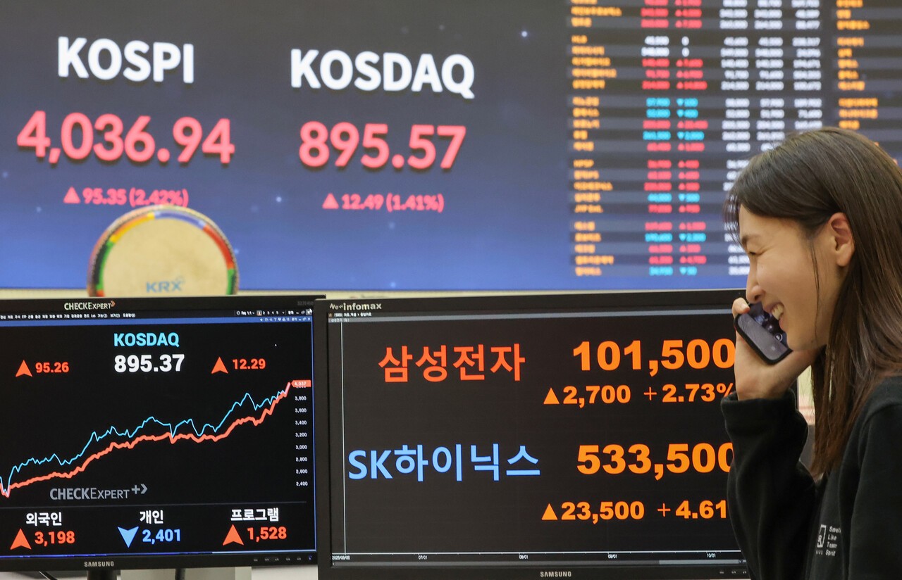 ‘국민주’ 삼성전자 주가가 사상 처음 10만원을 돌파한 2025년 10월 27일 오전 서울 여의도 한국거래소 홍보관. [연합뉴스]