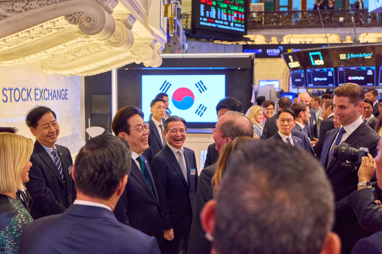 9월 25일 뉴욕증권거래소를 방문한 이재명 대통령. 미국 금융관계자들에게 모건 스탠리 직원이 어디 있느냐며 농담 삼아 MSCI지수 편입을 요청하기도 했다. 대통령실사진기자단