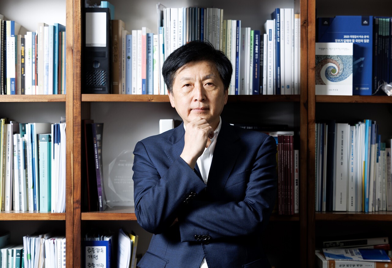 법률가 출신인 오기형 의원은 새 정부 출범 이후 주식시장 활성화를 제도적으로 뒷받침하는 데 애써왔다. 김정훈 기자