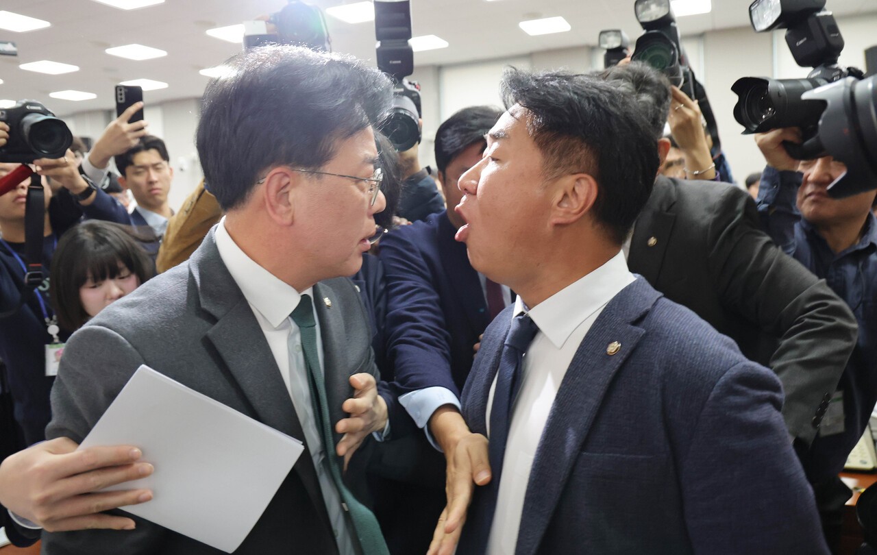 송언석(왼쪽) 국민의힘 원내대표와 이기헌 더불어민주당 의원이 지난 6일 오전 서울 여의도 국회에서 열린 운영위원회의 대통령비서실 등 국정감사에서 정회 후 퇴장하는 과정에 배를 맞대며 충돌하고 있다. 임현동 기자