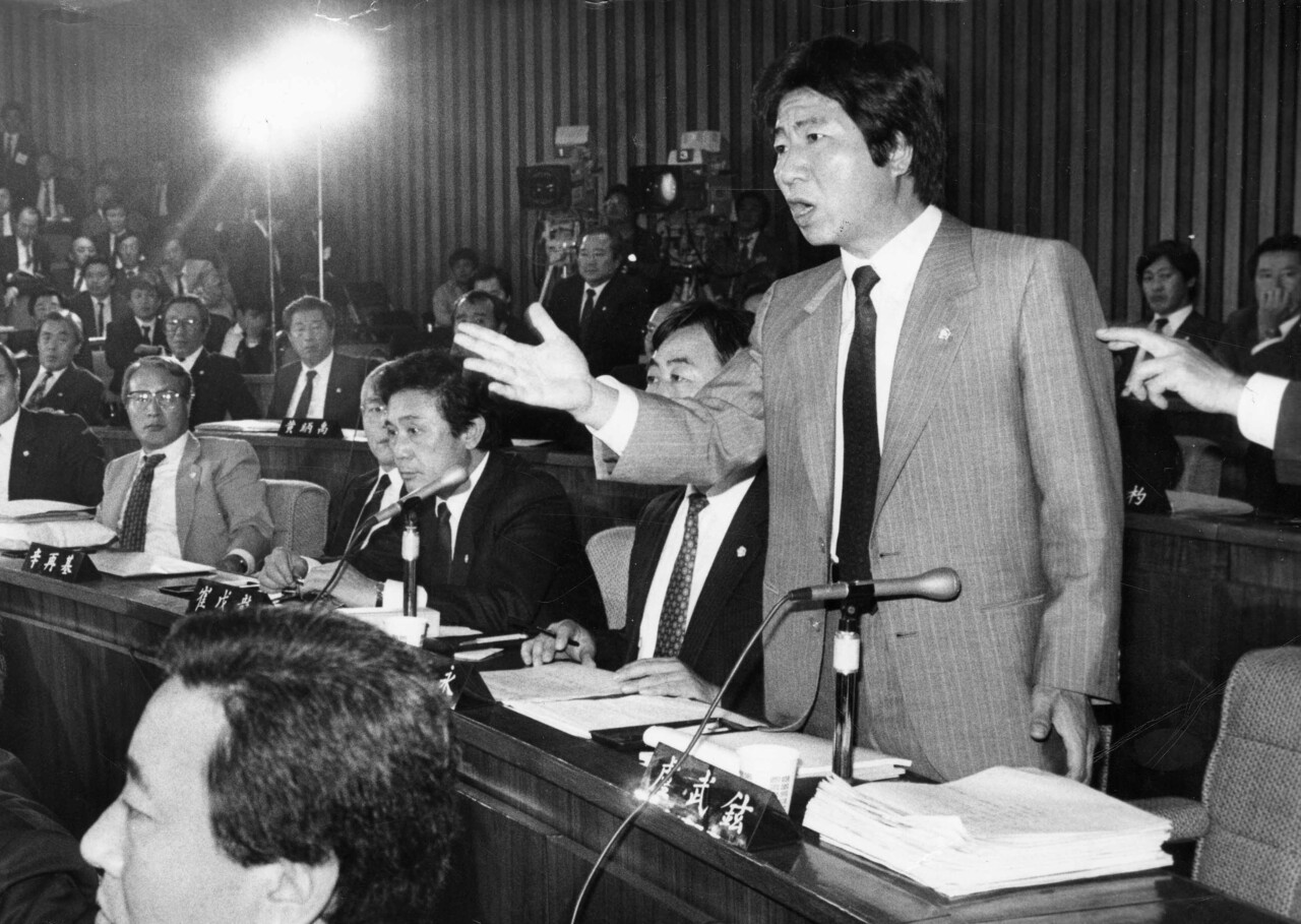 1988년 11월 국회 5공 비리 청문회에서 증인에게 비리를 따져 묻고 있는 노무현 통일민주당 의원. 13대 국회에서 노 의원은 현장 조사를 근거로 정부의 노동정책을 정면 비판해 국감 스타로 떠올랐다. 청와대사진기자단