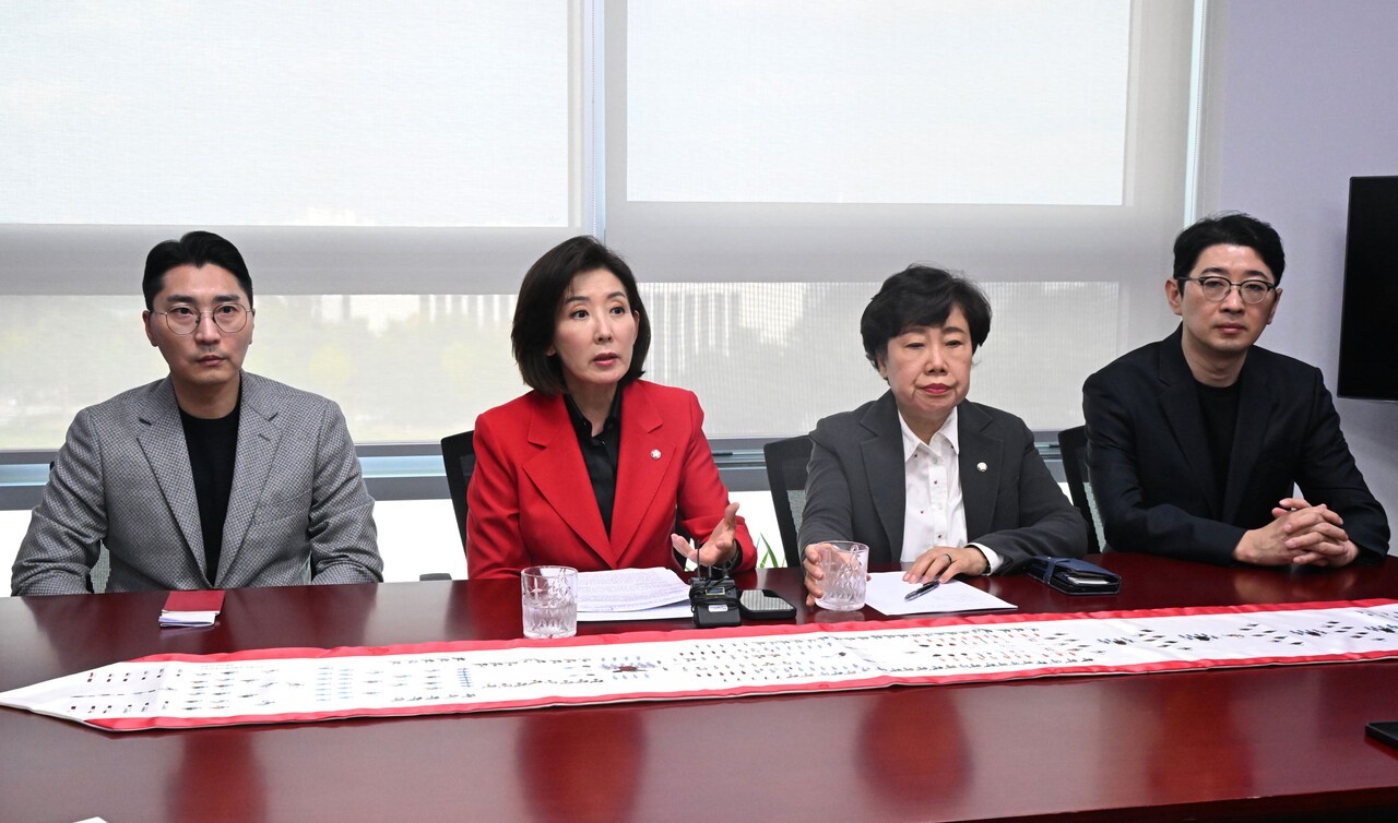 나경원 국민의힘 의원 등 국회 법제사법위원회 위원들이 10월 19일 서울 여의도 국회 의원회관에서 ‘김현지 방지법’ 관련 기자간담회를 하고 있다. 국민의힘은 김현지 대통령실 제1부속실장의 국감 출석에 당력을 집중했지만, 온갖 유언비어만 퍼뜨렸을 뿐 유효타를 날리지는 못했다. [연합뉴스]