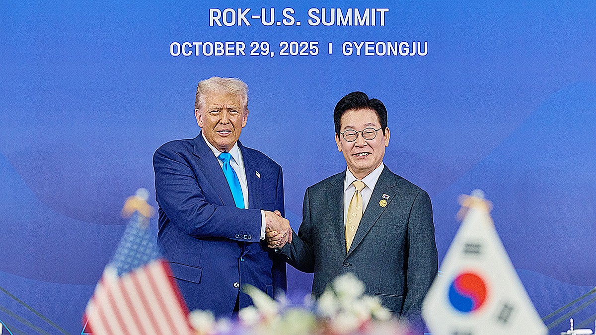 이재명 대통령이 10월 29일 경북 경주국립박물관에서 열린 한·미 정상회담 확대 오찬회담에서 트럼프 미국 대통령과 악수를 하고 있다. [사진 대통령실]