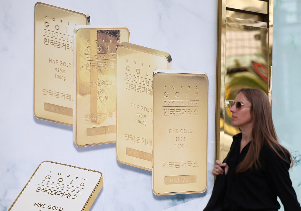 미 연방정부 일시적 업무정지(셧다운) 여파로 안전자산 수요가 지속되는 가운데 국제 금값이 연일 최고치를 경신하며온스당 4000달러대에 안착했다. 은값도 온스당 50달러 선에 육박하며 14년 만에 사상 최고치를 경신했다. 2025년 10월 9일 서울 시내 한 금은방에 골드바 사진이 붙어 있다. [연합뉴스]
