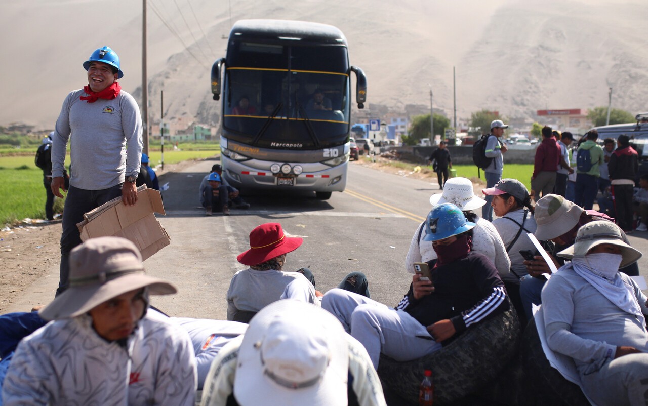 2024년 11월 27일(현지시간) 페루 오코나(Ocona)에서 소규모 광부들이 임시로 채굴을 허용하는 정부 프로그램의 연장을 요구하며 도로를 봉쇄했다. 당국은 해당 프로그램이 오히려 불법 채굴을 확산시켰다는 입장이다. [로이터=연합뉴스]