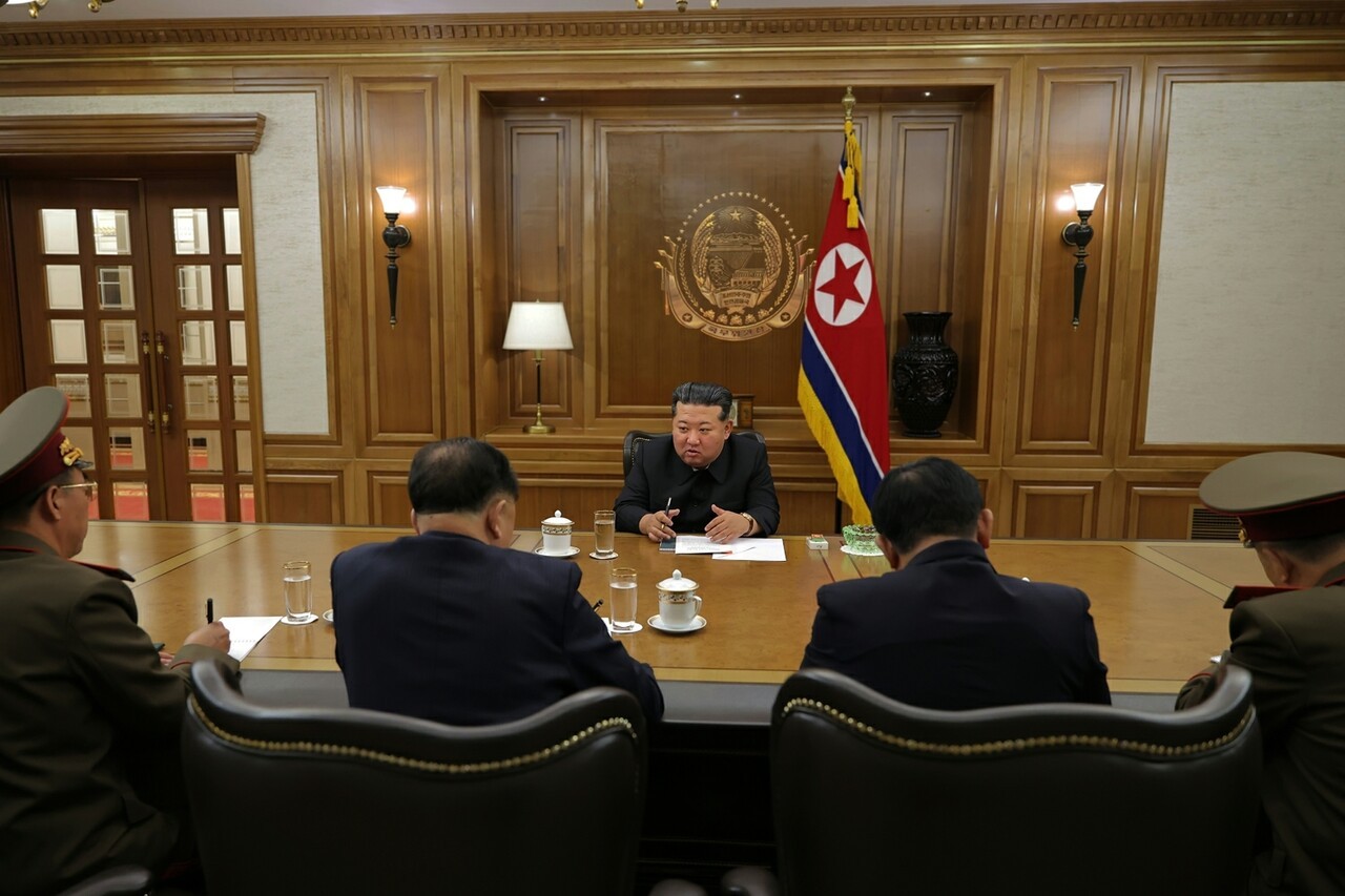 2025년 8월 김정은 북한 국무위원장은 핵 관련 분야 과학자와 기술자들을 만나 핵물질과 핵무기 생산을 지도했다. [북한 노동신문]