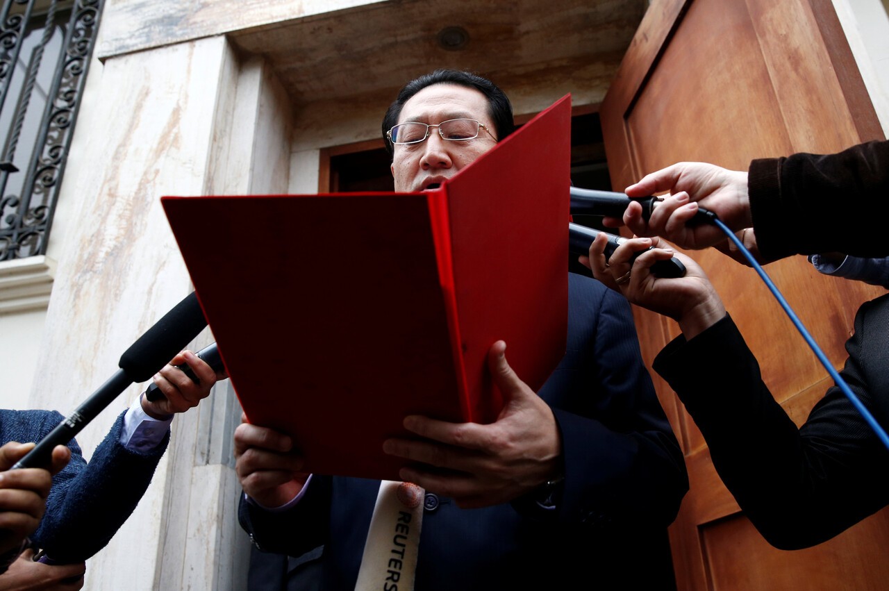 페루는 2017년 12월 북한 외교관 전원을 추방했다. 북한은 이후 8년째 대사관을 공석으로 유지하고 있다. 2017년 9월 12일(현지시간) 김학철 페루 주재 북한대사가 전날 페루 정부의 추방 명령을 “불에 기름을 붓는 격”이라며 비난하는 기자회견을 하고 있다. 페루는 북한 핵실험 등에 항의하는 뜻에서 김 대사를 외교적 기피 인물로 선언하고 5일 내 출국하도록 명령했다. [로이터=연합뉴스]